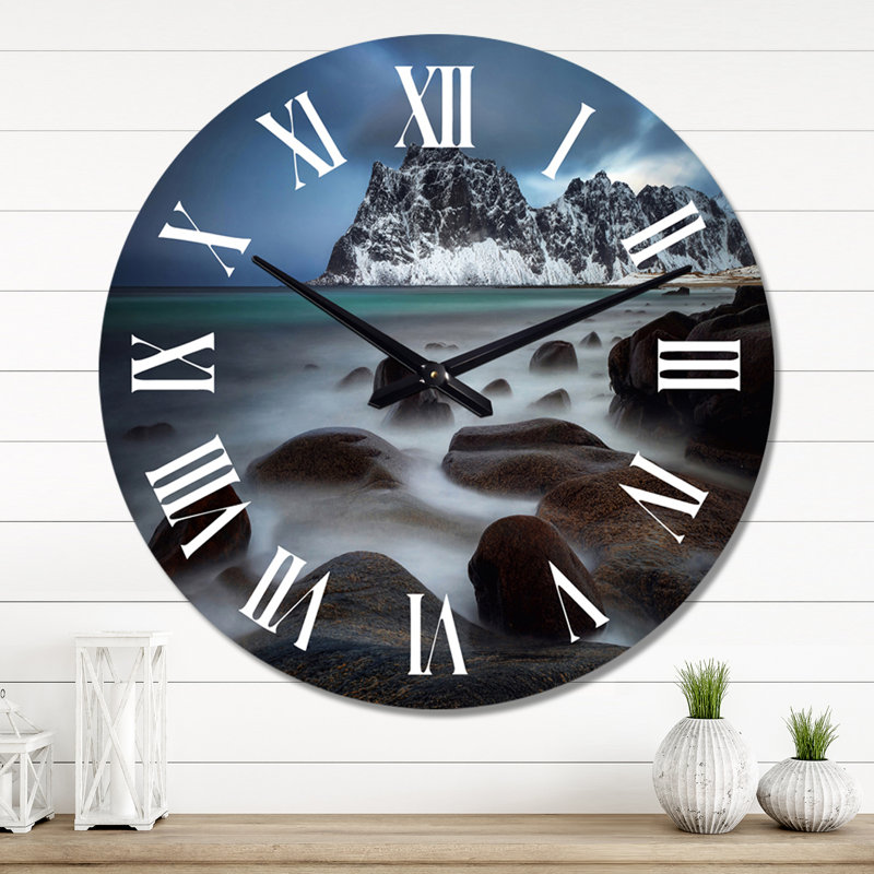 Rocky Coast With Mountains - Horloge murale nautique et côtière, Moyen