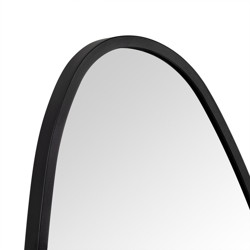 Miroir de salle de bain mural de forme irrégulière Trequan, Noir mat, 60 po x 27 po