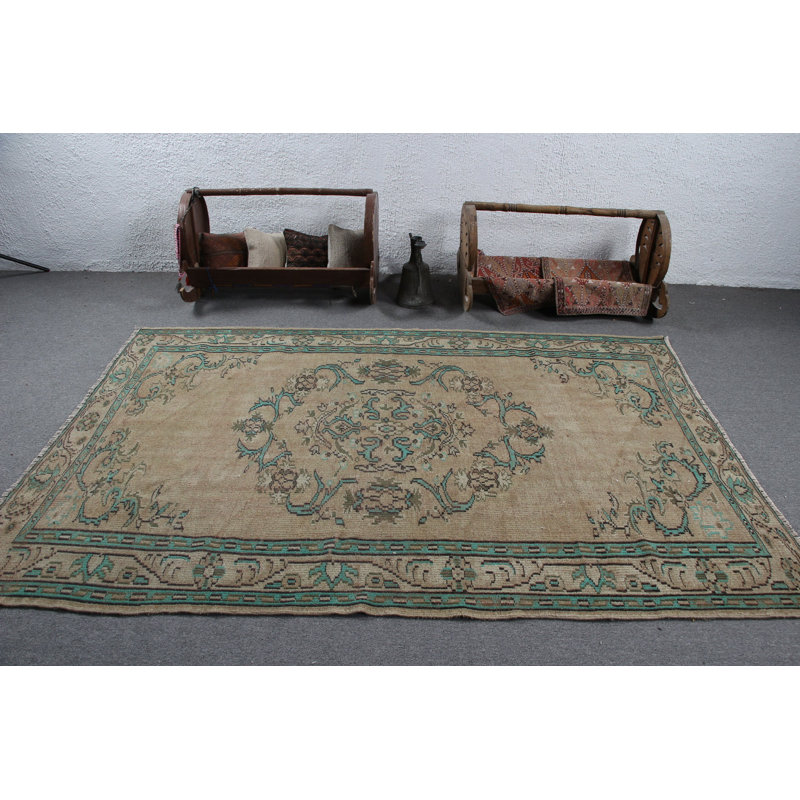 Charmant tapis turc beige et sarcelle avec d'élégants motifs floraux, idéal pour l'esthétique intérieure