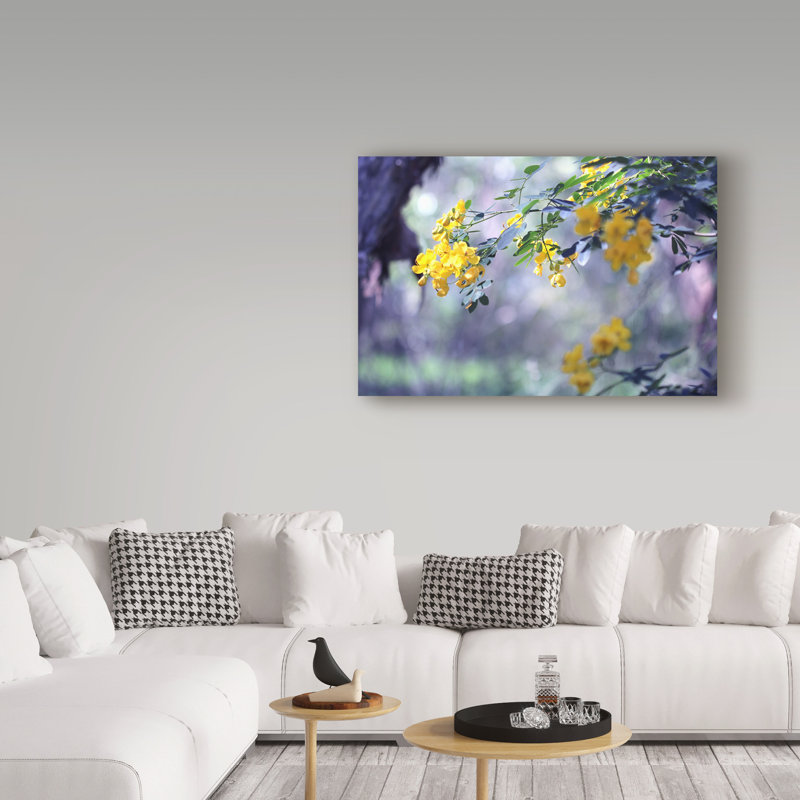 «Yellow in Her Garden Hanging» par Yareny, reproduction de photo sur toile tendue, H 22 po x l 32 po x P 2 po