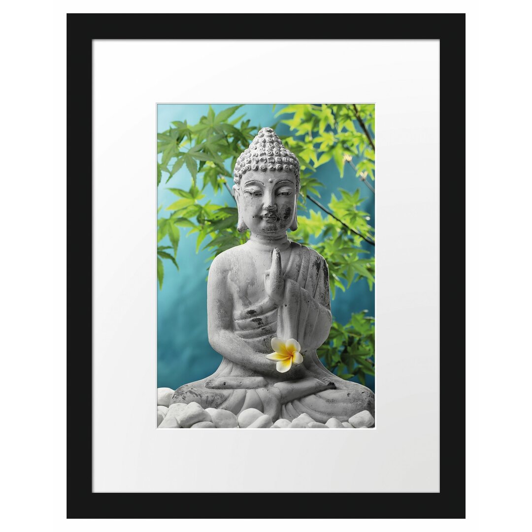 Gerahmtes Poster Buddha auf Steinen mit Monoi Blüte