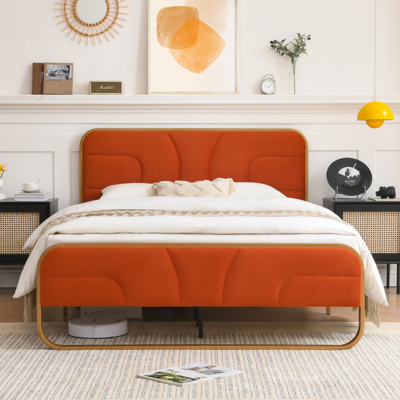 Lit plateforme tapissier Nelsie avec tête de lit capitonnée en velours, Grand, Orange brûlé