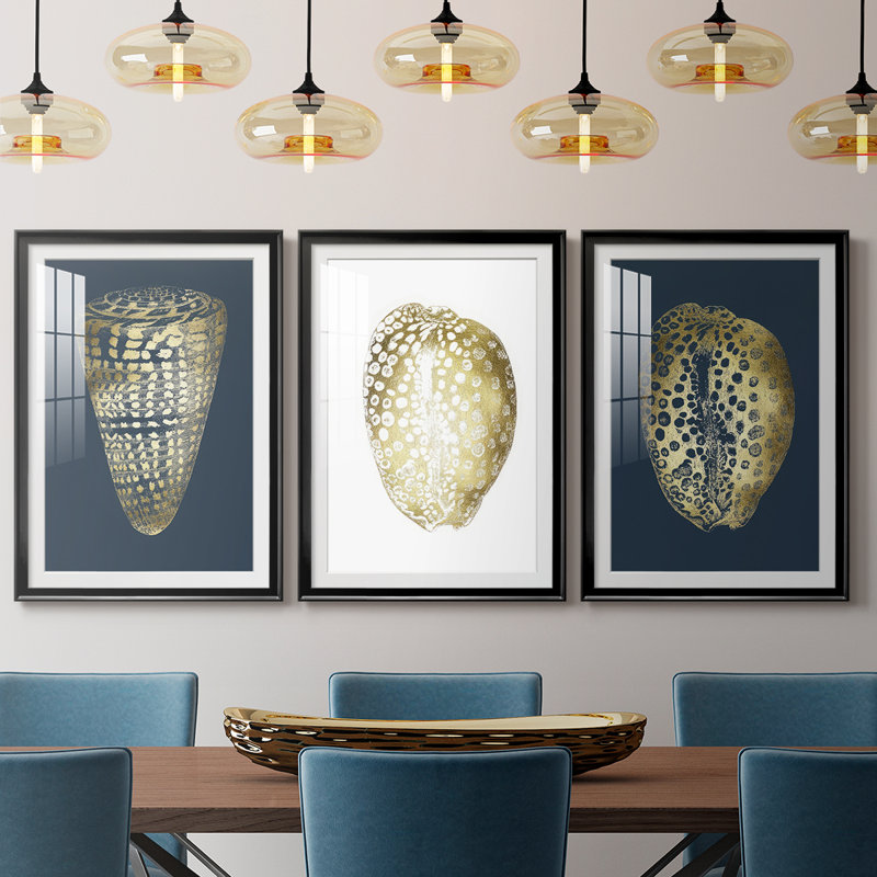 Coquille en feuille d'or I sur cobalt - reproduction sur mesure encadrée de qualité supérieure - 3 pièces, H 19 po x l 27 po
