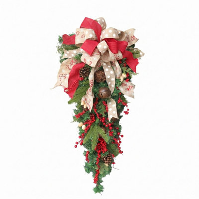 Décoration de porte artificielle de Noël en forme de larme (60 cm), style champêtre, avec nœud à pois, grelot en métal, pommes de pin et baies rouges, idéale pour décorer votre entrée ou votre foyer pendant les fêtes.