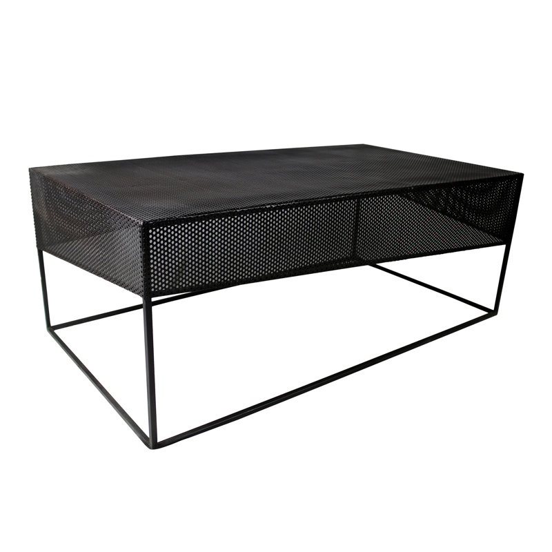 Table basse noire détaillée en fer percé