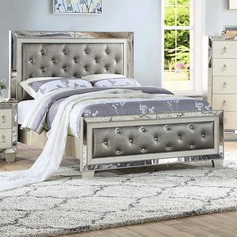 Lit moderne très grand avec une tête de lit tapissier et un miroir en similicuir argenté glamour, en bois d'hévéa, parfait pour les chambres à coucher de style transitionnel, garniture en bois de contreplaqué