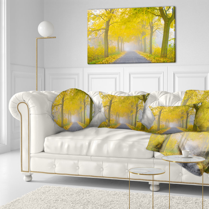 Housse et insert de coussin rectangulaire Misty Road in Autumn Forest