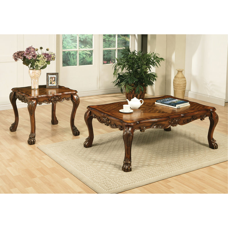 Table d'appoint en chêne cerisier avec pied griffe surdimensionné, structure en bois massif, charme vintage, esthétique classique pour l'espace. Table carrée traditionnelle, plateau festonné, ornements floraux, style rustique.