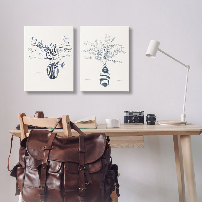 Ensemble de 2 vases rayés à motif floral sur toile par Yuyu Pont, H 48 po x l 32 po