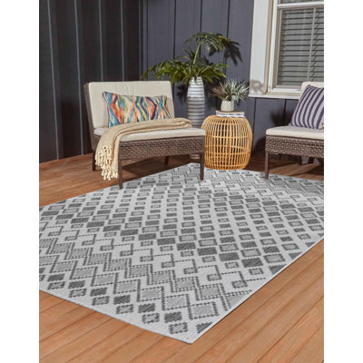 Bawnard Geometric Indoor / Outdoor Area Rug
