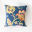 Housse de coussin d'extérieur bleu marine à motif floral avec garniture, en polyester résistant à l'eau-124732495-126256163