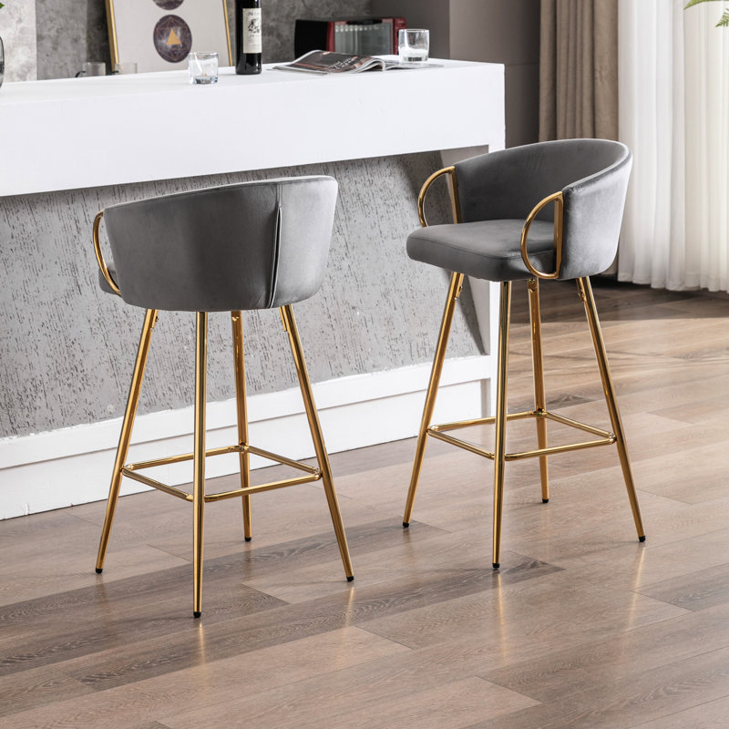 Lot de 2 tabourets de bar de 76 cm (30 pouces), revêtement en velours gris, piètement doré et repose-pieds pour un intérieur élégant. Assise stable et rembourrée de mousse.