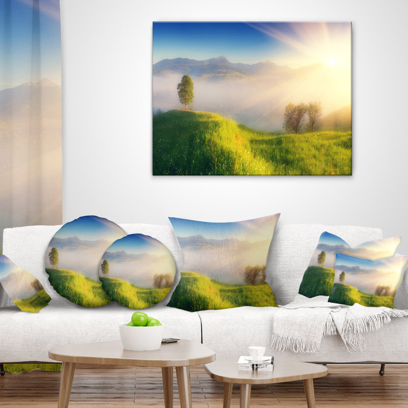 Morning Mist over Mountain Village - Coussin à imprimé paysage, 16 po x 16 po, Coussin décoratif