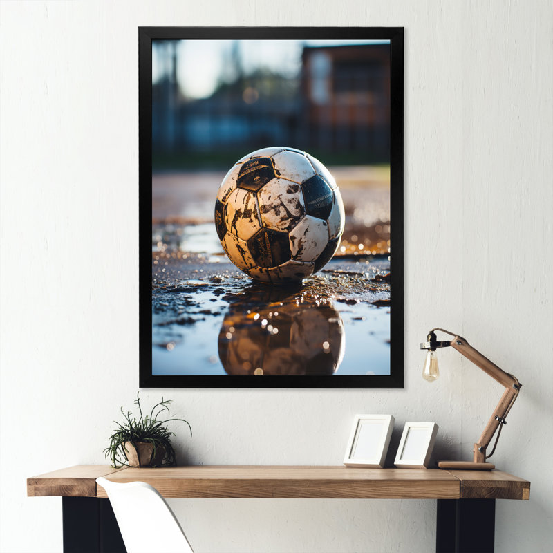 Klothildis soccer ball of shadows II sur toile, H 20 po x l 12 po x P 1 po, Cadre photo noir
