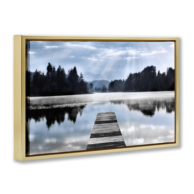«Clouds & Trees Dock Reflection», art mural sur toile flottante, par Irene Weisz, H 17 po x l 25 po, Doré