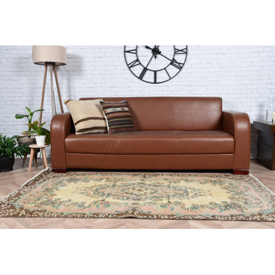 Tapis turc jaune rétro à motif floral idéal pour la chambre à coucher mettant en valeur l'esthétique bohème orientale