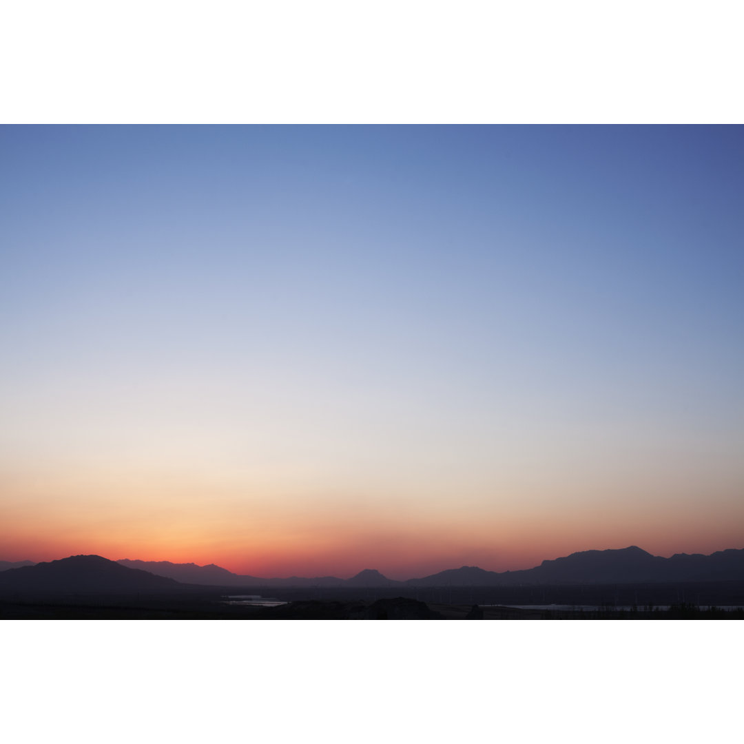 Leinwandbild Landschaft mit Bergkette und Himmel in der Abenddämmerung, China von Xixinxing