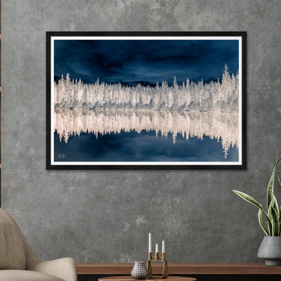 Paysage d'arbre réfléchissant indigo