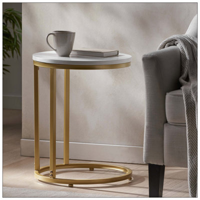 Table de bout, présente un design ajouré moderne et un style pointu, alliant style tendance et fonction essentielle en tant que table en forme de C.