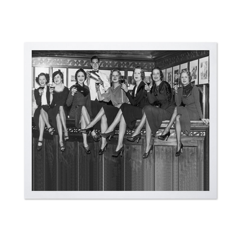 Femmes assises sur un bar, Affiche, H 24 po x l 32 po, Encadrement blanc