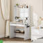 Commode blanche avec miroir et commode moderne en bois clair avec miroir et prise de courant