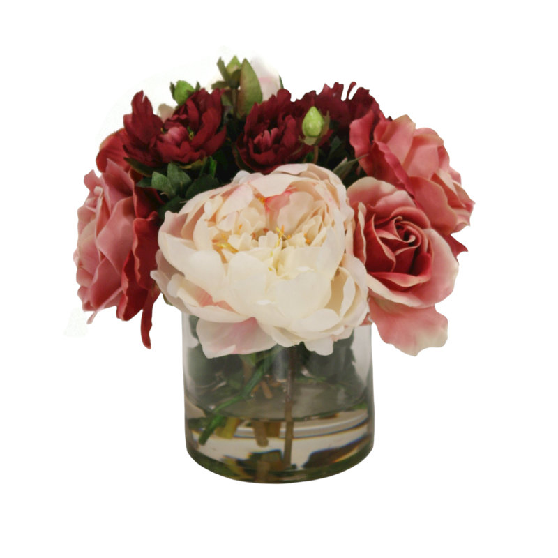 Roses avec pivoines dans un vase