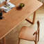Une table de salle à manger robuste et durable en cerisier-112690830
