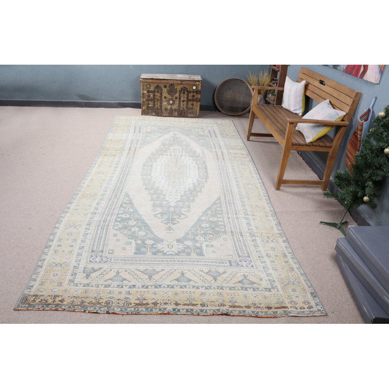 Un tapis turc rétro dans des tons de bleu pastel et de beige offre un décor authentique fait à la main pour un style bohémien
