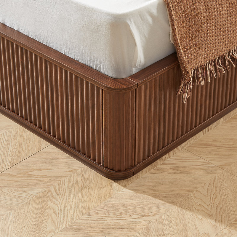 Ensemble de chambre à coucher 3 pièces, 1 grand lit avec motif à vagues et 2 tables de chevet avec station de recharge