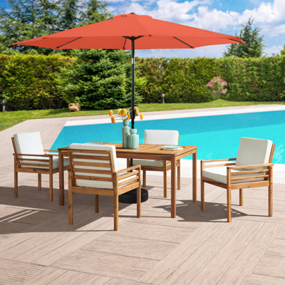 Ensemble de 8 chaises de patio en bois avec coussins et 1 parasol inclinable de 10 pieds Arjay