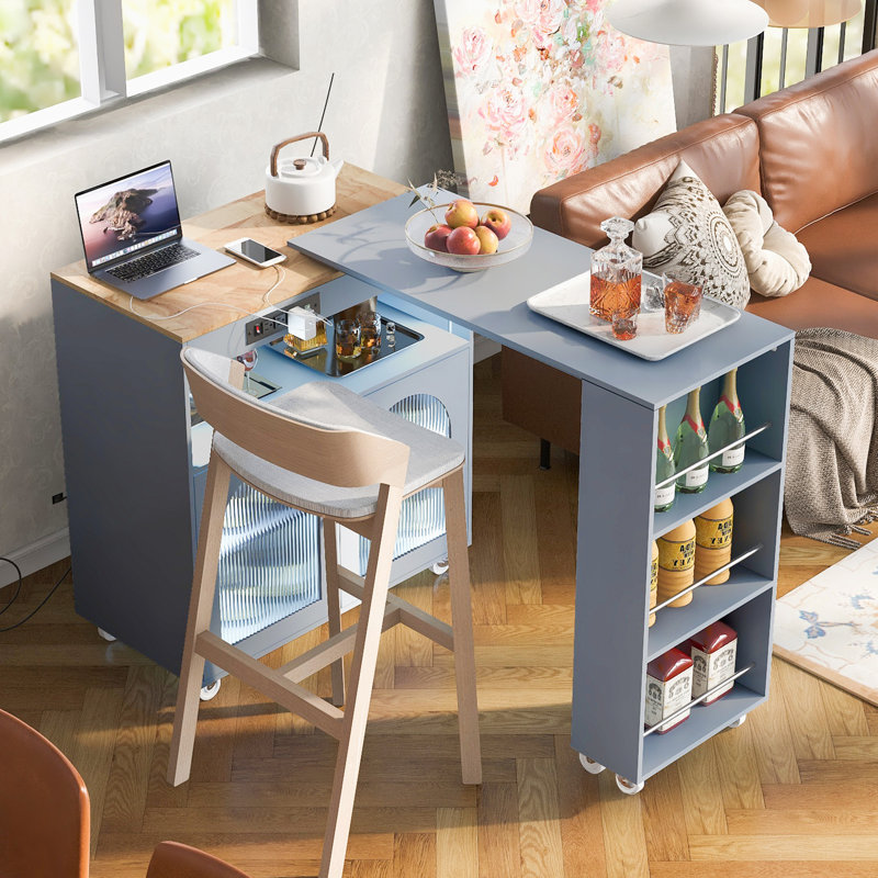 Îlot de cuisine avec table extensible, portes en verre cannelé, éclairage DEL, prises électriques et grande polyvalence, armoire électrique coulissante grise