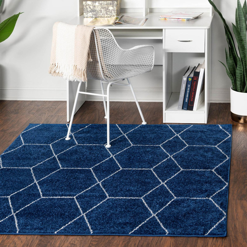 Tapis bleu marine à motif géométrique Debrodie, Carré 7 pi 10 po