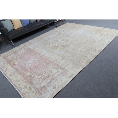Tapis turc antique avec des couleurs pastel délavées et des motifs floraux pour un look rétro