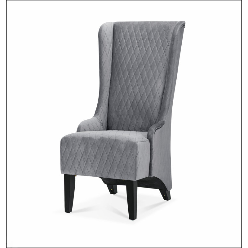 Luxueux fauteuil d'appoint rembourré en velours avec des pieds en bois robustes, parfait pour un décor moderne et élégant.