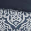 Édredon bleu marine / argent - très grand. 8 pièces avec noyau. Contient 1 édredon, 2 taies décoratives européennes, des coussins décoratifs et une jupe de lit. Tissage texturé pour une chambre à coucher élégante. Bleu marine / argent tout usage À l'intérieur. Comprend un-121228293-121228295