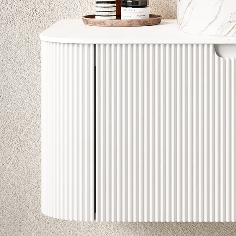 Meuble de salle de bain moderne suspendu de 61 cm (24 po), comptoir en pierre frittée blanche, un tiroir avec motif 3D de style français et fermeture amortie, sans bonde, robinet silencieux à panneau rayé