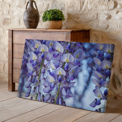 Toile, gros plan de fleurs de glycine en cascade dans des tons doux, art mural lavande et violet délicatement disposés en grappes