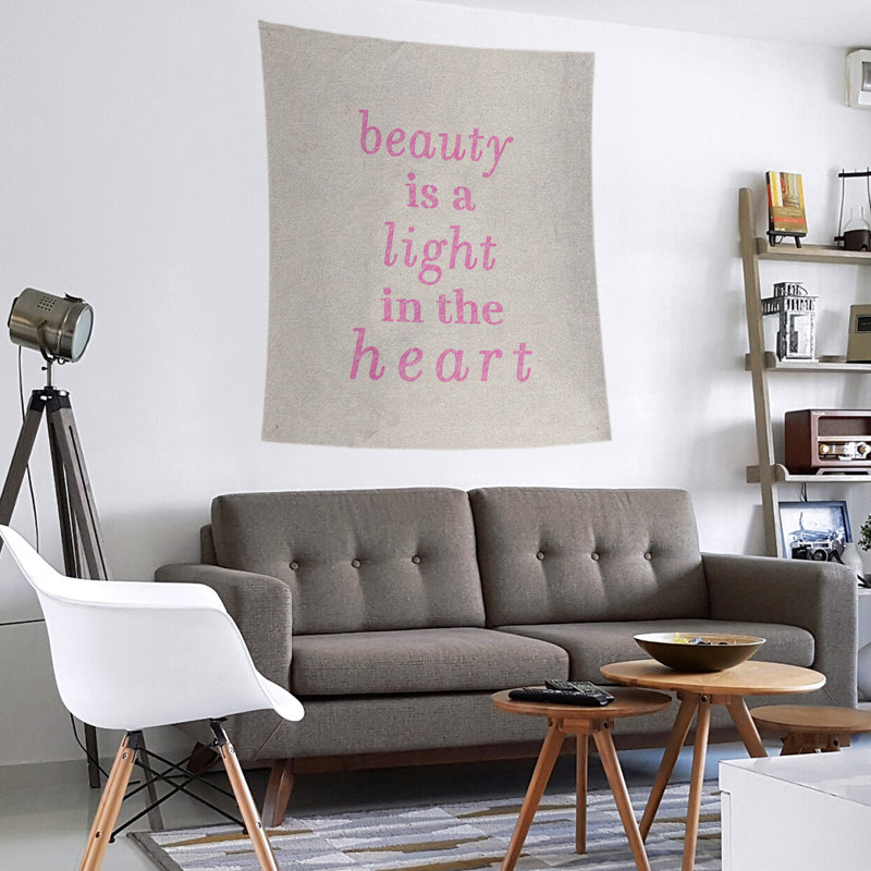 Tapisserie en polyester en citation de beauté, H 27,5 po x l 37,5 po, Blanc / rose