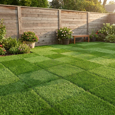 36 tuiles de pelouse artificielles imbriquées, système d'herbe à assembler bricolage, velours haute densité de 1,37 po, trous de drainage
