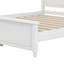 Structure de lit en bois avec tête de lit arquée et design classique-630299717