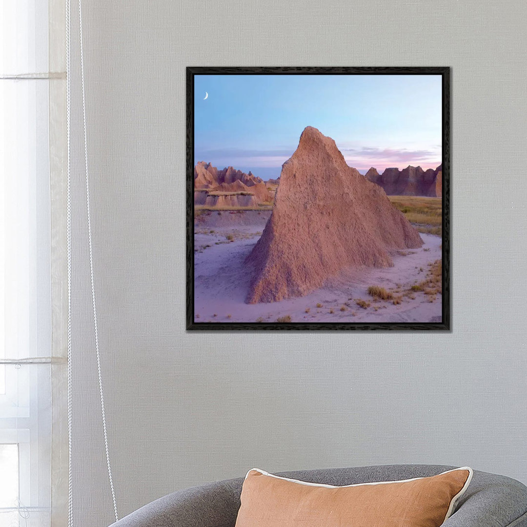 Mondsichel über einer Landschaft mit Erosionserscheinungen, Badlands National Park, South Dakota von Tim Fitzharris - Ga...