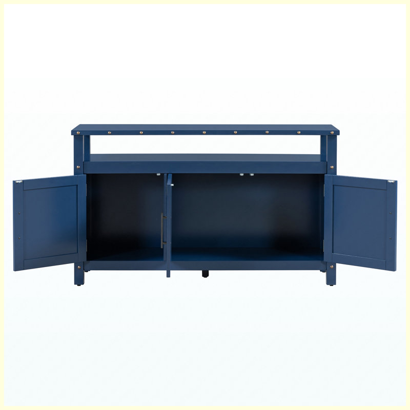 Buffet en pin de 140 cm (55,1 po) avec 3 portes et deux espaces de rangement, coin café avec poignées en métal et rivets apparents pour salle à manger, cuisine et salon.