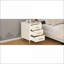 Table de chevet rembourrée beige à 3 tiroirs avec plateau en marbre et détails métalliques