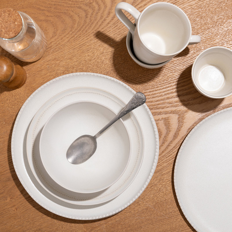 White embossed mesh pattern stoneware dinnerware set, 16 pieces, suitable for four people.
