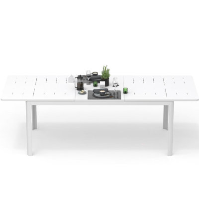 Table extensible blanche pour l'extérieur, table rectangulaire en métal et aluminium pour 6 à 8 personnes, table de patio bistro en blanc, facile à assembler et à nettoyer rapidement