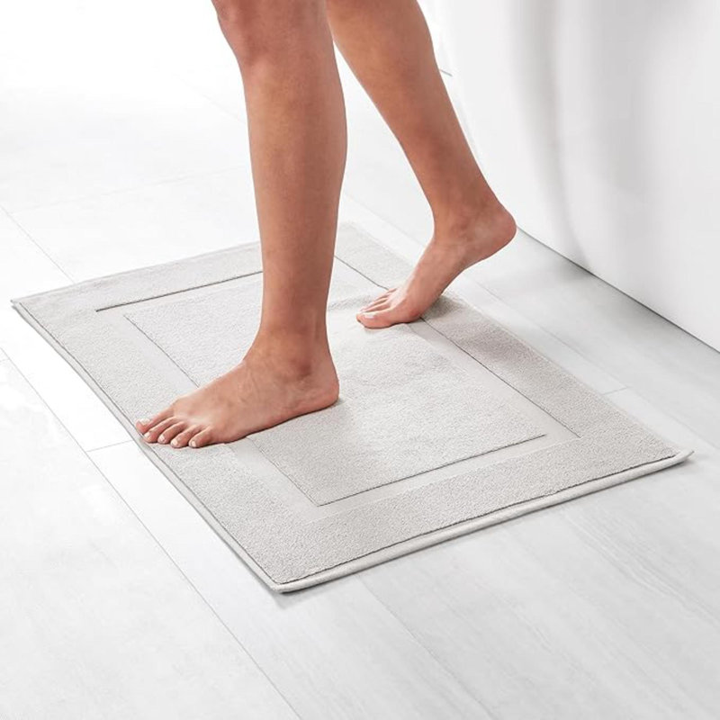 Tapis de salle de bain à bandes, L 31 po x l 20 po, Argenté doux