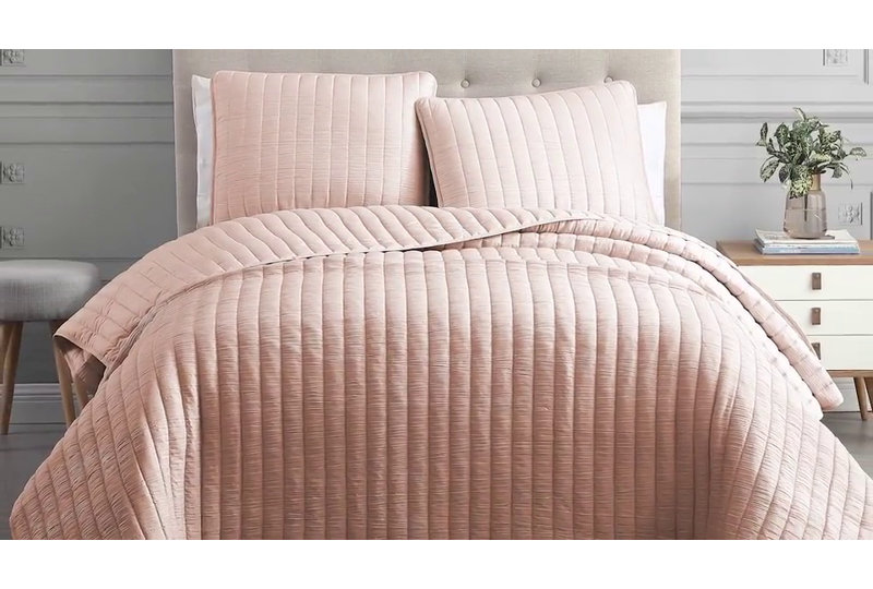 King Ivory Polyester Reversible Quilt Set with Shams