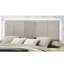 Grand lit brumeux avec finition bicolore, éclairage à DEL intégré, confort rembourré, cadre, décoration de chambre à coucher moderne avec marbre brillant et laque à DEL, tête de lit, décor