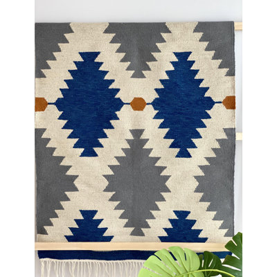 Tapis bleu à losanges