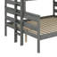 Lit superposé simple au-dessus de grand lit en bois avec échelle facile d'accès-870878416
